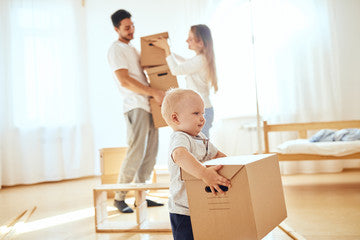 חמש טיפים למעבר דירה כשיש תינוק או פעוט בתמונה